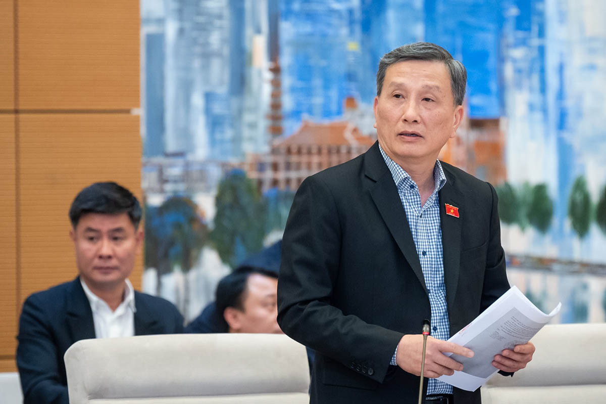 Chủ nhiệm Lê Quang Huy báo cáo tại phiên họp. Ảnh: VPQH