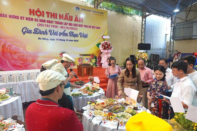 Công đoàn Cảng Đà Nẵng phối hợp tổ chức Hội thi nấu ăn để đoàn viên tranh tài. Ảnh: Cảng Đà Nẵng