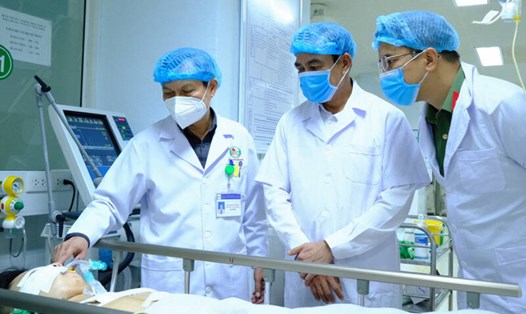 Chủ tịch UBND tỉnh Hà Tĩnh Võ Trọng Hải (giữa ảnh) thăm hỏi thượng úy Hiếu đang điều trị tại bệnh viện. Ảnh: Công an Hà Tĩnh
