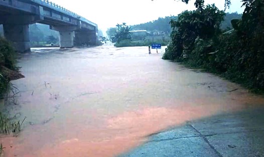 Nước sông Trường đang dâng cao, gây ngập lụt tại vùng Bắc Trà Mỹ, Quảng Nam. Ảnh UBND QN 