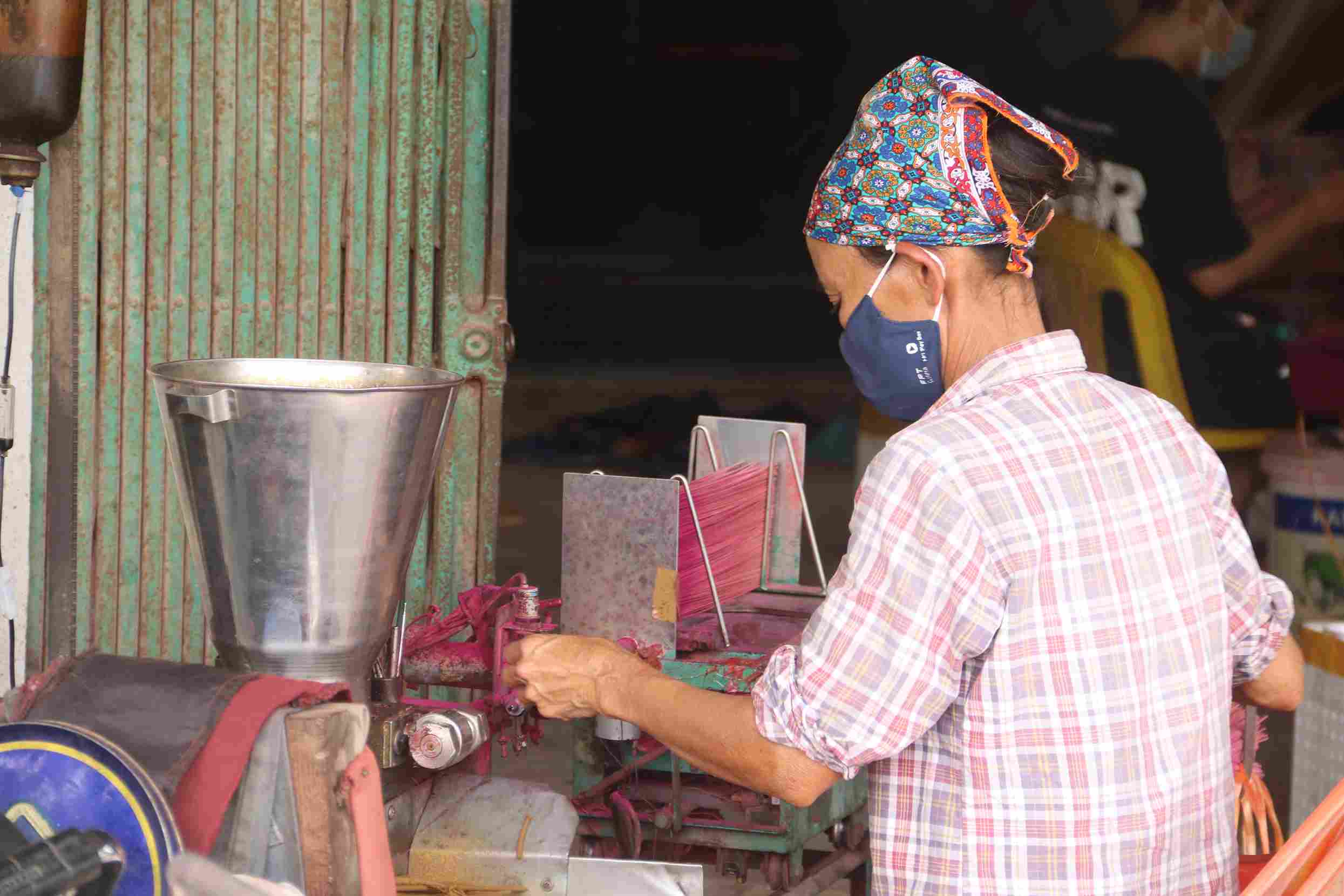 Nếu như trước đó, khi se hương người thợ phải tỉ mỉ, nhẹ nhàng để bột bám đều vào que thì nay nhiều hộ gia đình sử dụng máy móc vừa rút ngắn thời gian nhưng chất lượng vẫn đảm bảo. Nghề làm hương ở Quảng Phú Cầu được duy trì từ thế hệ này sang thế hệ khác. Không chỉ là nghề tạo công ăn việc làm cho bà con mà còn trở thành nét đẹp rất riêng biệt của vùng đất nơi đây.