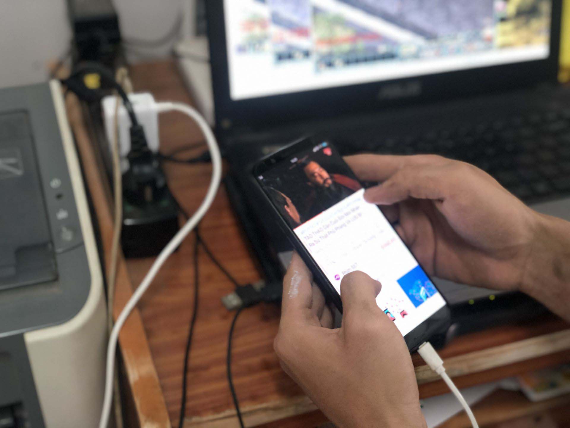 Cơ quan chức năng khuyến cáo mọi người chú ý an toàn khi sạc điện thoại và sử dụng các thiết bị điện. Ảnh minh họa