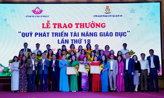 Giải thưởng “Quỹ phát triển tài năng giáo dục” năm 2023 tại Nghệ An được trao cho 24 cán bộ, giáo viên. Ảnh: Quỳnh Trang