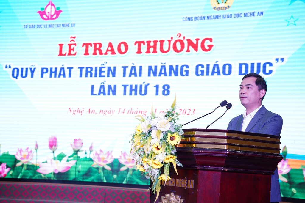 Ông Nguyễn Văn Khoa – Phó Giám đốc Sở Giáo dục & Đào tạo Nghệ An phát biểu tại buổi lễ trao thưởng. Ảnh: Quỳnh Trang