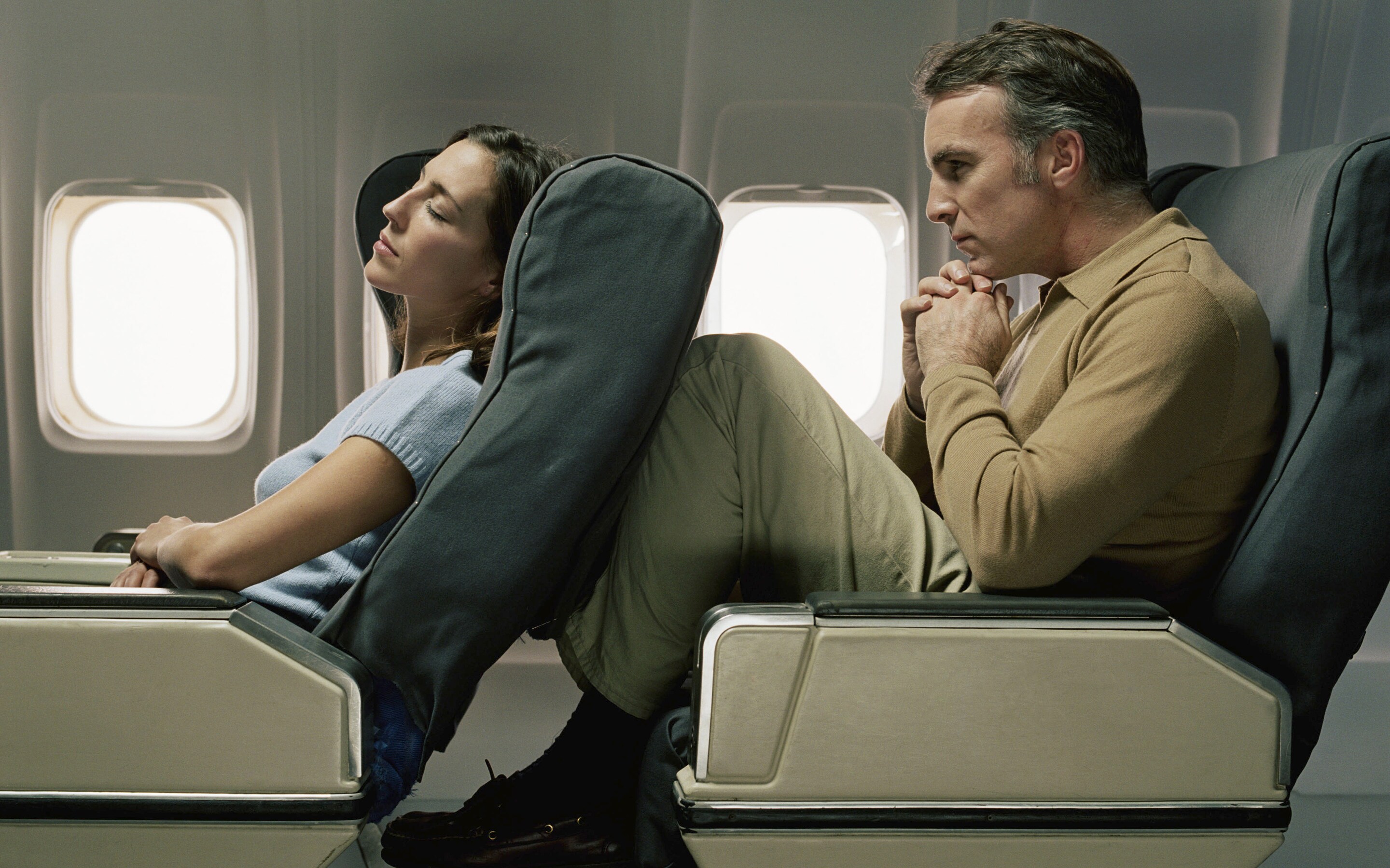 Tranh cãi không hồi kết về chuyện ngả ghế khi đi máy bay