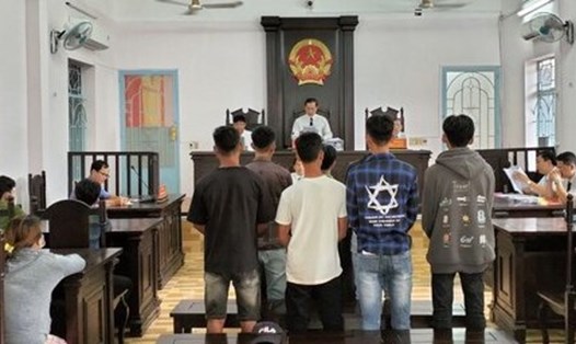 Các bị cáo trước HĐXX Tòa án nhân dân tỉnh Bạc Liêu ngày 14.11. Ảnh: Nhật Hồ