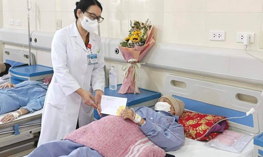 Bác sĩ Phùng Thị Huyền thăm hỏi người bệnh sau quá trình điều trị. Ảnh: Trần Hà