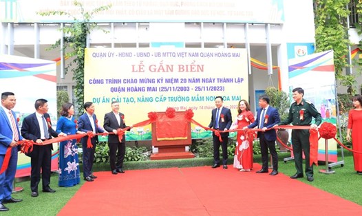 Lễ gắn biển dự án cải tạo, nâng cấp trường mầm non Hoa Mai (quận Hoàng Mai, Hà Nội). Ảnh: UBND quận Hoàng Mai 