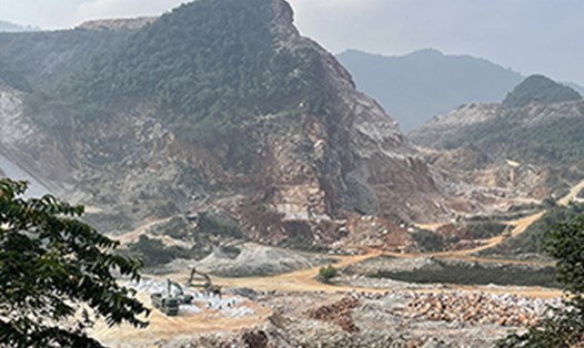 Đồi núi ở Quỳ Hợp bị đào bới nham nhở bởi hoạt động khai thác khoáng sản. Ảnh: Quang Đại