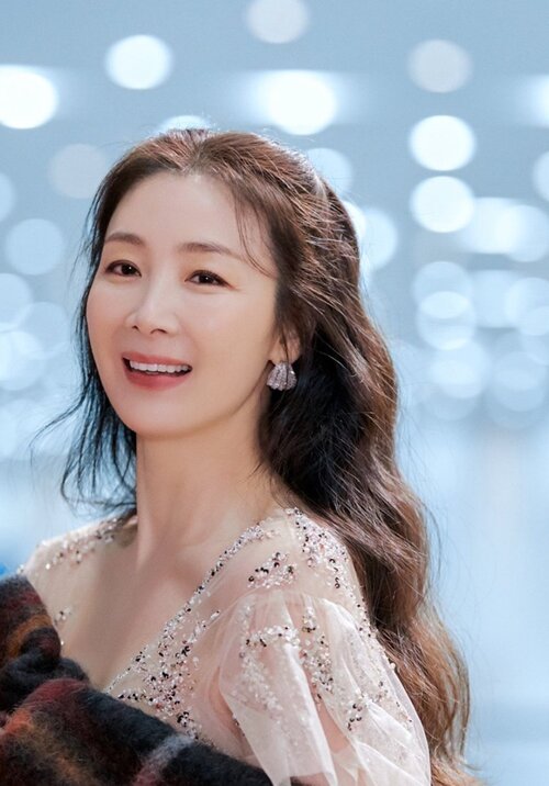 Choi Ji Woo được khen ngợi khi giữ được vẻ trẻ trung, rạng rõ dù đã trở thành bà mẹ bỉm sữa. Ảnh: Xinhua 