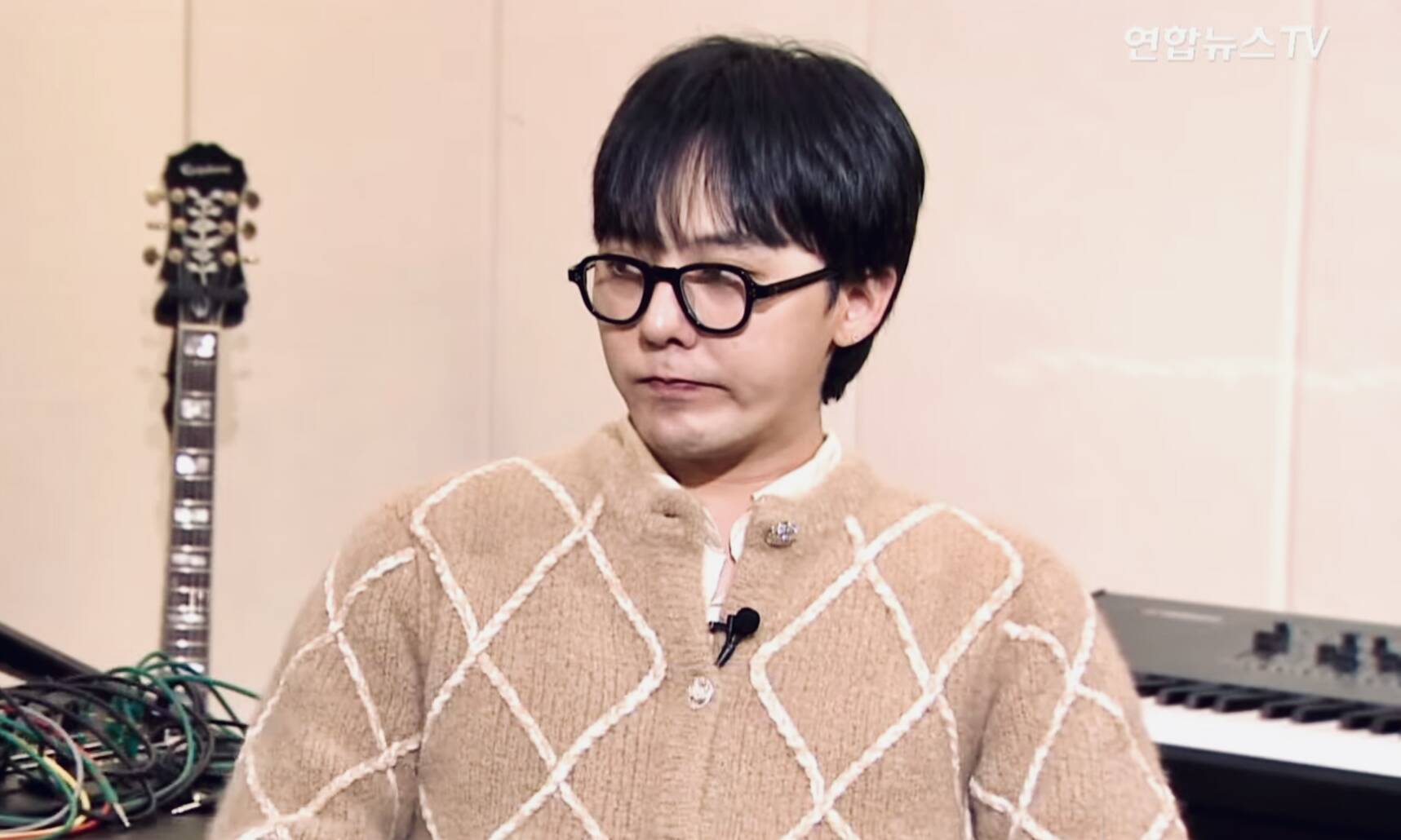 G-Dragon (Big Bang) trả lời phỏng vấn công khai với Yonhap News TV. Ảnh: Naver