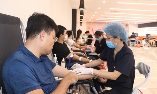 Đoàn viên Công đoàn hiến máu tình nguyện tại Điểm sinh hoạt văn hóa công nhân Công ty TNHH điện Stanley Việt Nam. Ảnh: Thu Hằng