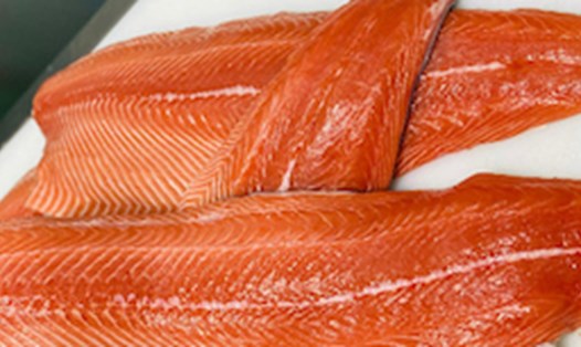 Cá hồi là một trong những thực phẩm trong chế độ ăn cung cấp vitamin B12 để tránh tóc bạc sớm. Ảnh: Phạm My