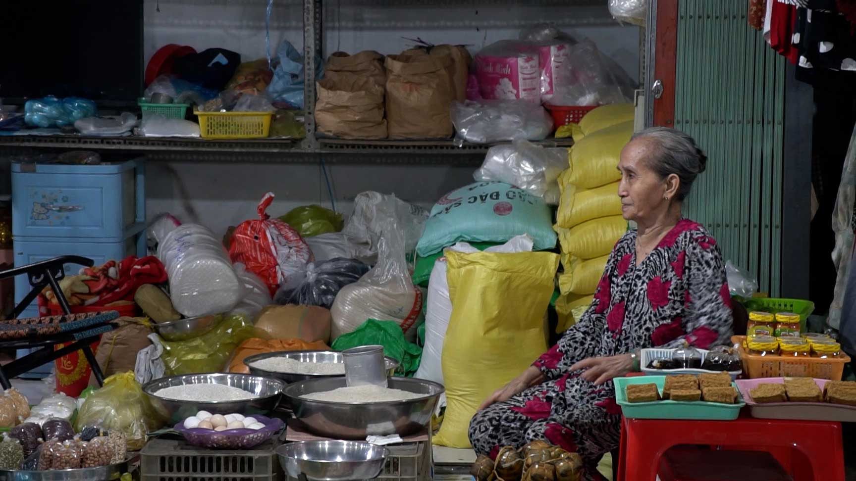 Buôn bán ế ẩm, tiểu thương lớn tuổi vẫn bám chợ. Ảnh: Mỹ Ly