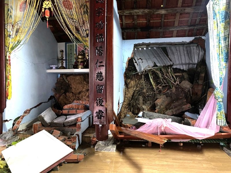 Sạt lở làm sập 1 ngôi nhà dân ở thị trấn Ái Nghĩa, huyện Đại Lộc sáng ngày 13.11. Ảnh: Diên Vĩ.