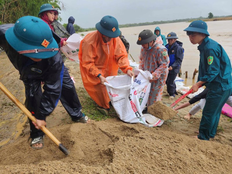 Cán bộ và nhân dân xã Đại Cường dùng bao cát gia cố tình trạng sạt lở bờ sông ở Đại Cường, huyện Đại Lộc. Ảnh: Diên Vĩ. 
