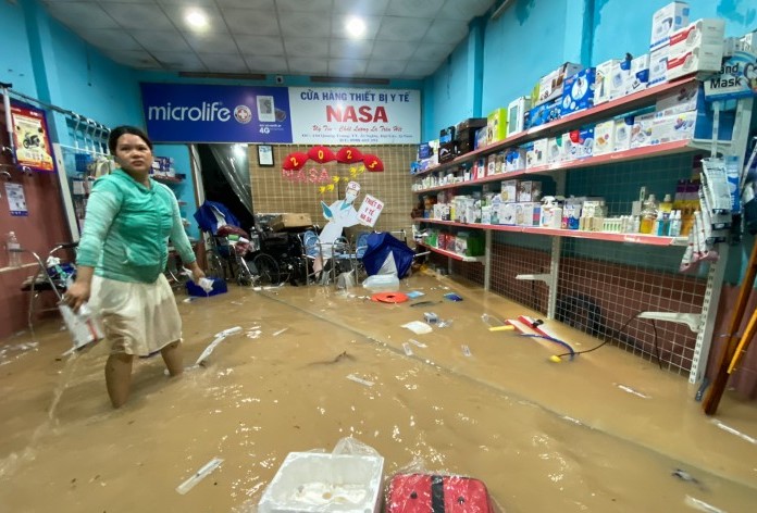 Mưa lớn gây ngập lụt quá nhanh, khiến người dân không kịp trở tay, cửa hàng thiết bị y tế Nasa (đường Quang Trung, thị trấn Ái Nghĩa) ước thiệt hại hơn 200 triệu đồng. Ảnh: Diên Vĩ.