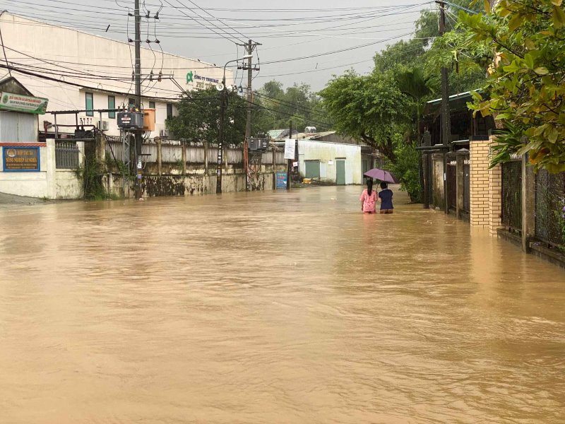 Từ chiều ngày 14.11, nhiều hồ thủy điện tại Quảng Nam đồng loạt xả lũ, cùng với mưa lớn kéo dài 2 ngày qua đã khiến một số khu vực hạ du vùng “rốn lũ” Đại Lộc bị ngập sâu và chia cắt. Ảnh: Diên Vĩ.