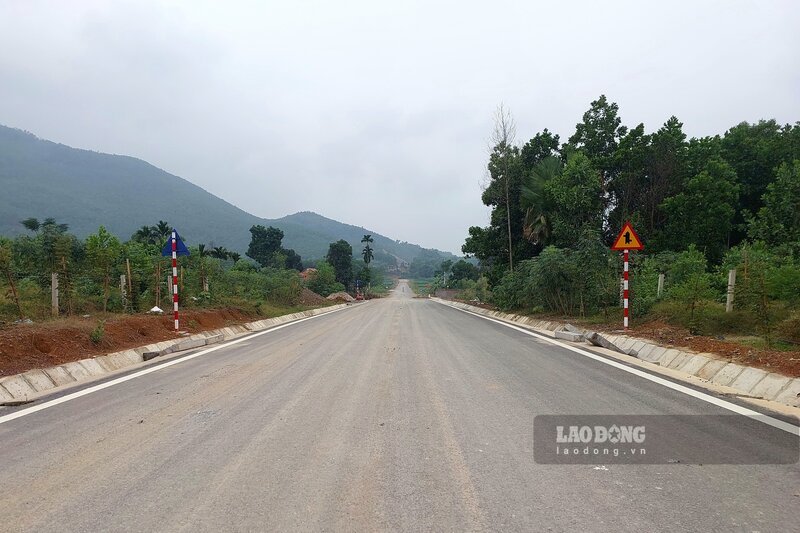 Tuyến đường liên vùng đoạn qua xã Tạ Xá, huyện Cẩm Khê. Ảnh: Tô Công.