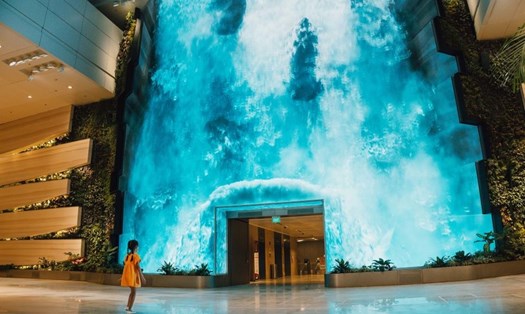 “Thác nước kỹ thuật số” cao 14m nằm ở cửa nhà ga T2 là thiết kế ấn tượng của sân bay Changi.