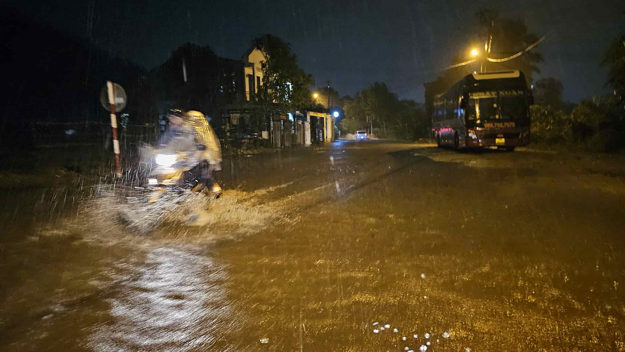 Nhiều tuyến đường ở TP. Huế ngập sâu do mưa lớn trong đêm 14.11. Ảnh: Phúc Đạt.
