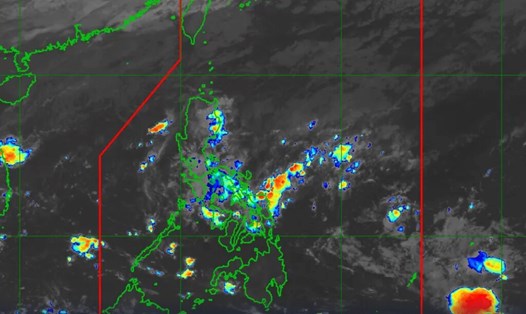 Áp thấp nhiệt đới gần Philippines đã suy yếu thành áp thấp (phải, dưới) ngày 14.11.2023. Ảnh: PASAGA