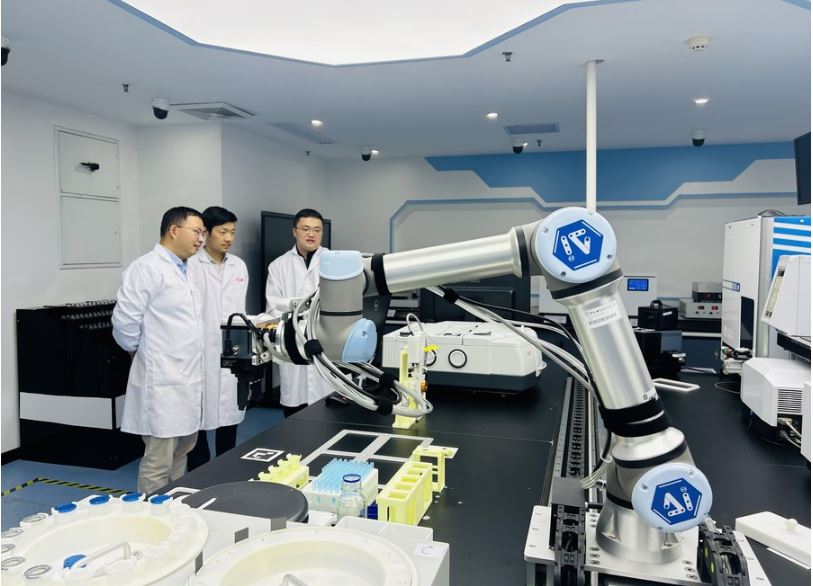 Các nhà khoa học Trung Quốc đang làm việc với một nhà hóa học robot AI tại Đại học Khoa học và Công nghệ Trung Quốc ở Hợp Phì, tỉnh An Huy, Trung Quốc. Ảnh: Xinhua