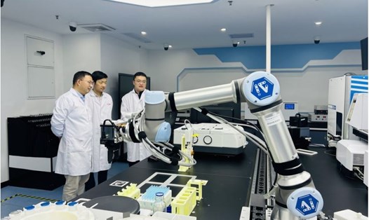 Các nhà khoa học Trung Quốc đang làm việc với một nhà hóa học robot AI tại Đại học Khoa học và Công nghệ Trung Quốc ở Hợp Phì, tỉnh An Huy, Trung Quốc. Ảnh: Xinhua