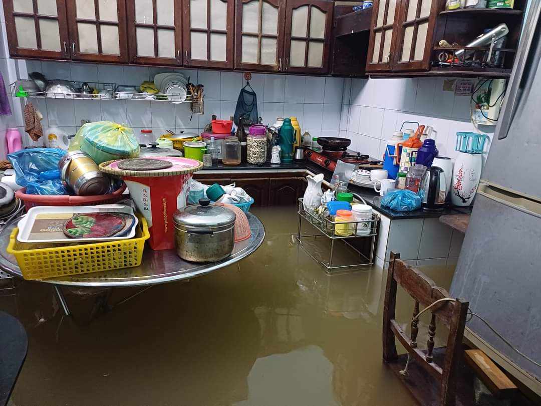 Mưa lớn kèm theo các hồ chứa xả lũ đã làm cho nhiều địa phương ở tỉnh Thừa Thiên Huế bị ngập sâu trong nước lũ.