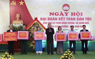 Đại tướng Tô Lâm  dự  Ngày hội Đại Đoàn kết toàn Dân tộc với nhân dân thôn Đông Dương, xã Xuân Hòa, huyện Xuân Trường (Nam Định). Ảnh: Thanh Hà