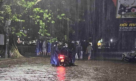 Nhiều tuyến đường ở Thừa Thiên Huế ngập sâu do mưa lớn. Ảnh: Phúc Đạt