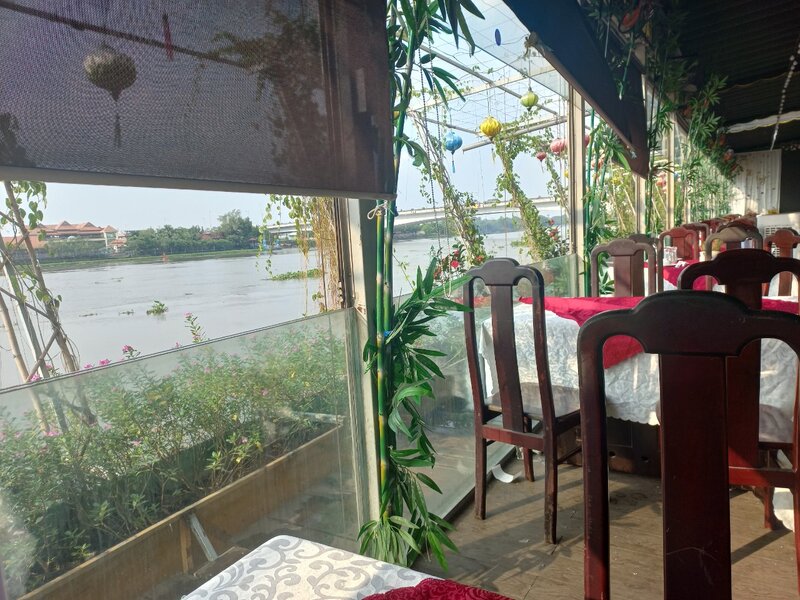 Nhà hàng Dìn Ký Phú Long lấn chiếm hành lang bờ sông Sài Gòn. Ảnh: PV