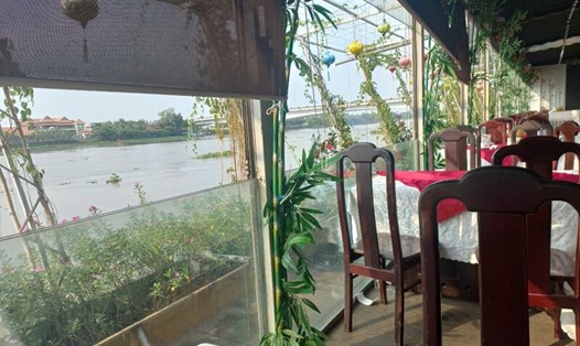 Nhà hàng Dìn Ký Phú Long lấn chiếm hành lang bờ sông Sài Gòn. Ảnh: PV
