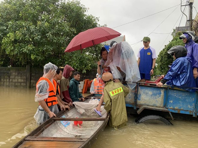 Kịp thời hỗ trợ thai phụ đi sinh giữa trời mưa lũ