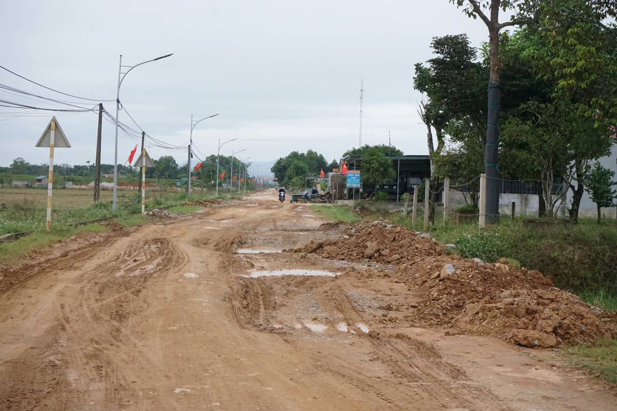 Đến nay, đối với tỉnh lộ 512 (qua xã Thăng Bình) bị xuống cấp, hư hỏng đang được đơn vị thi công sửa chữa, hoàn trả. Ảnh: Q.D