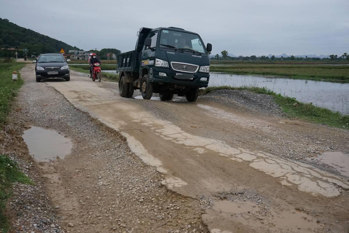 Riêng đối với đoạn tỉnh lộ 525 (qua xã Thăng Bình, huyện Nông Cống) vẫn chưa được sửa chữa, hoàn trả khiến việc đi lại của người dân khó khăn. Ảnh: Quách Du