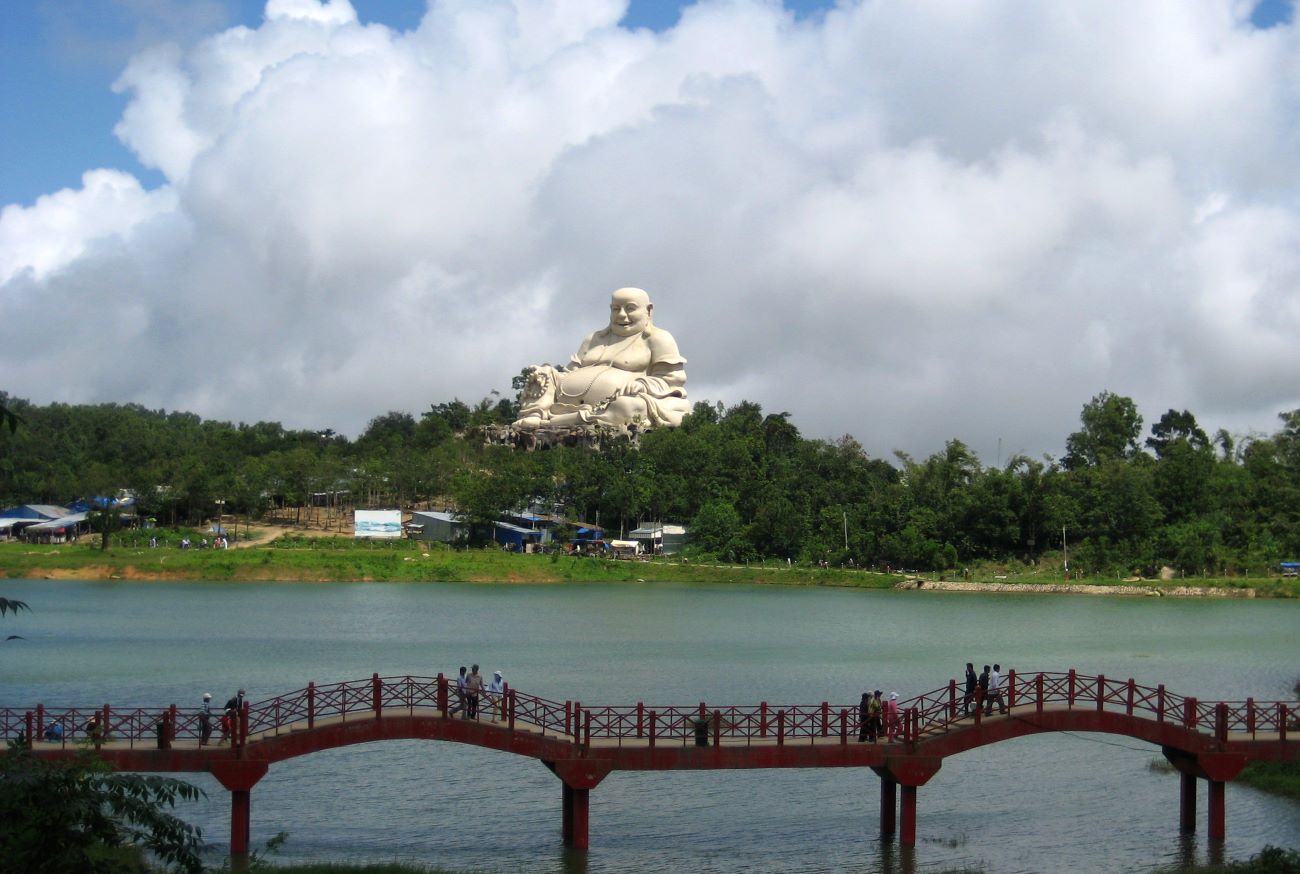 Tượng Phật Di Lặc trên Núi Cấm nhìn từ hồ Thủy Liêm. Ảnh: Lâm Điền