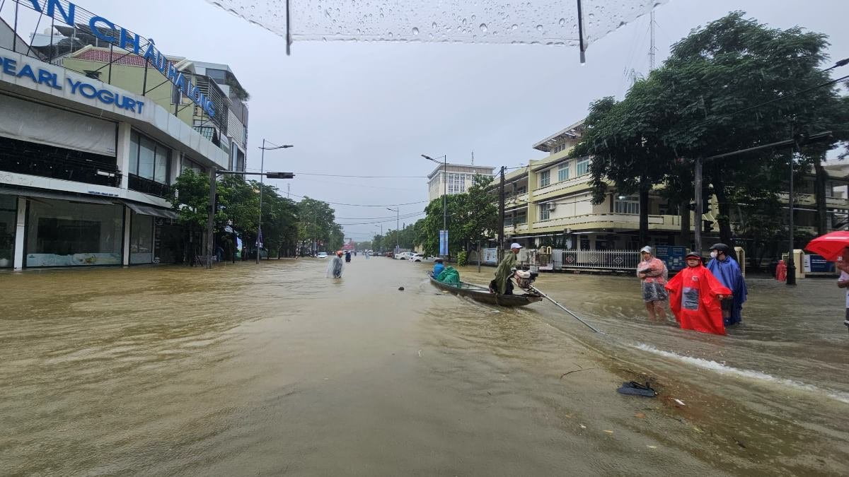 Theo đó, các tuyến đường của 36 phường, xã ở TP Huế bị ngập từ 0,3 - 0,5m.
