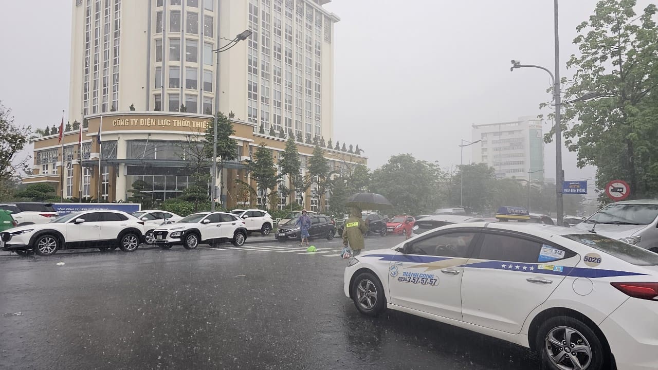 Sáng 15.11, tại TP Huế tiếp tục xảy ra mưa lớn diện rộng.