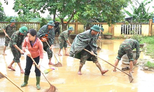 Lực lượng quân đội cùng người dân ở tỉnh Quảng Trị dọn vệ sinh sau khi nước lũ rút. Ảnh: Hưng Thơ