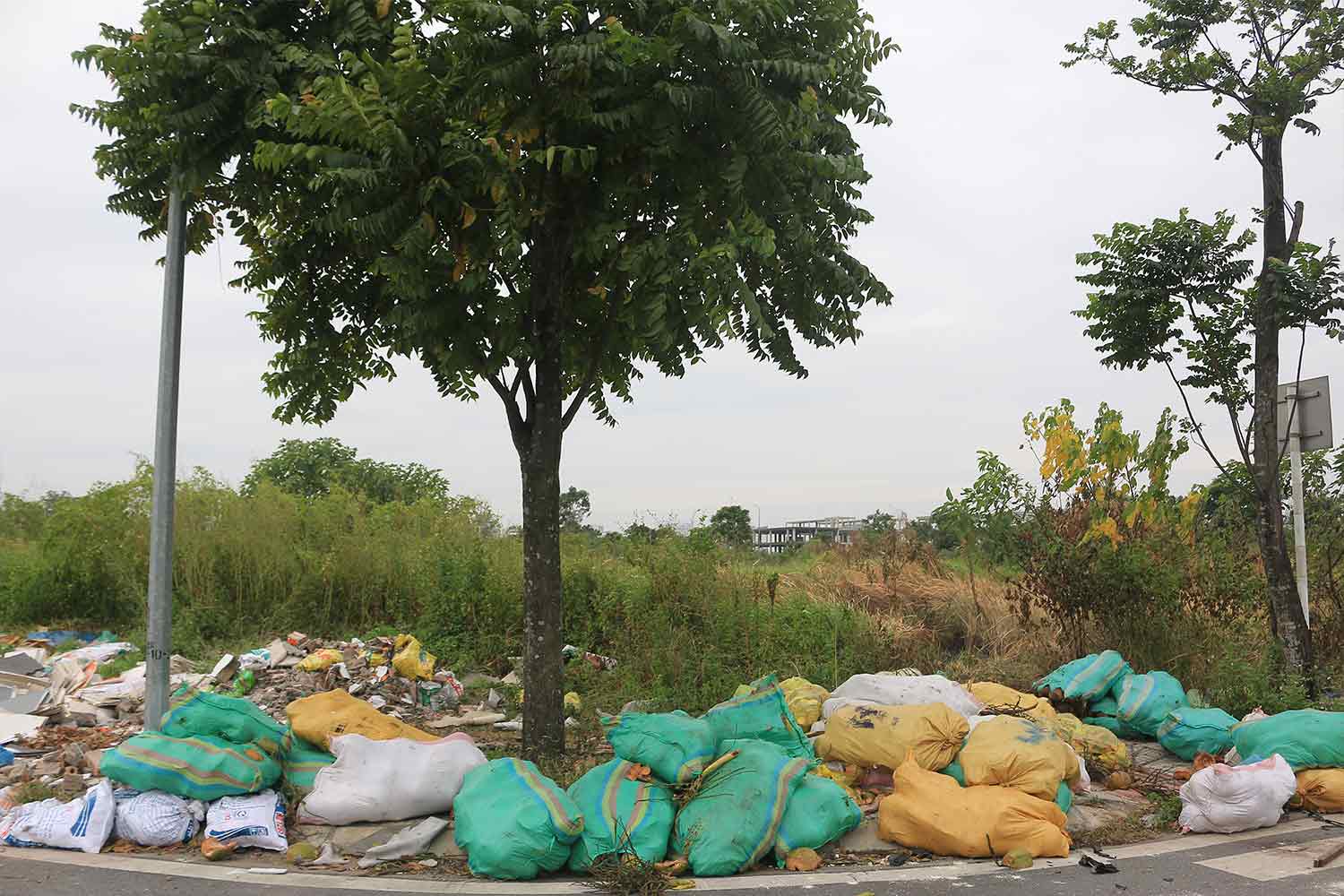 Hàng chục bao tải đựng rác bị vứt tại đây (ảnh chụp ngày 24.10). Ảnh: Khánh An