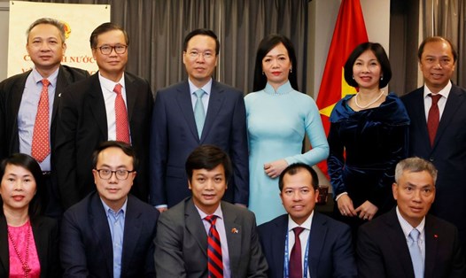 Chủ tịch nước Võ Văn Thưởng và Phu nhân chụp ảnh chung với cán bộ các cơ quan đại diện Việt Nam tại Mỹ. Ảnh: TTXVN