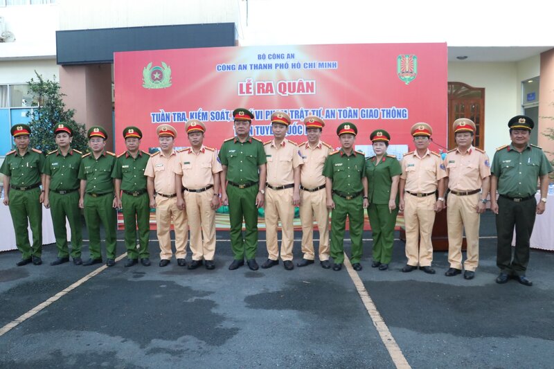CSGT TPHCM ra quân tuần tra xử lý vi phạm giao thông. Ảnh: PC08