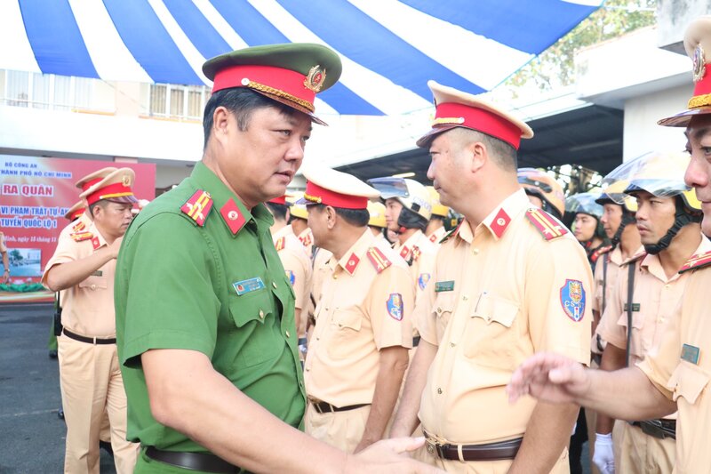 Thượng tá Nguyễn Đình Dương – Phó Giám đốc Công an Thành phố động viên chiến sỹ.