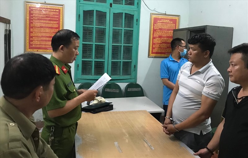Cơ quan CSĐT - Công an tỉnh Thái Bình đọc lệnh bắt giữ Cường “Quắt“. Ảnh: CACC