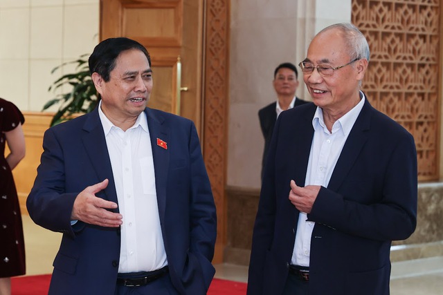 Thủ tướng Phạm Minh Chính trò chuyện với đại biểu tham dự hội nghị. Ảnh: VGP