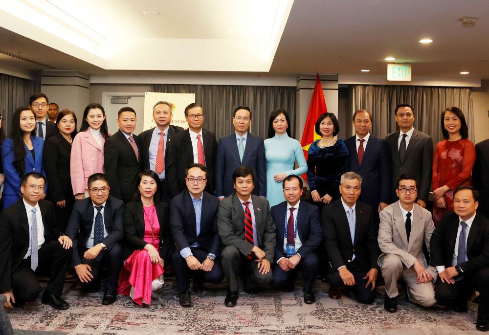 Chủ tịch nước Võ Văn Thưởng và Phu nhân chụp ảnh chung với lãnh đạo và cán bộ các cơ quan đại diện Việt Nam tại Mỹ. Ảnh: TTXVN