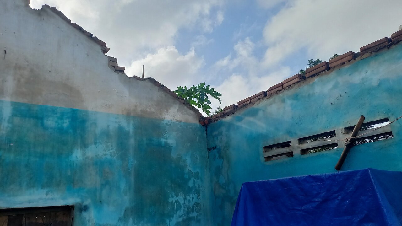 Mưa lớn kèm lốc xoáy cuốn bay phần mái nhà của ông Phạm Đình Bá ở xã Chương, huyện Bình Sơn. Ảnh: Ngọc Viên