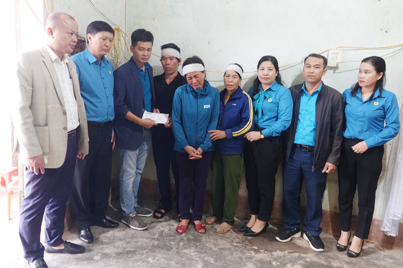 Quỹ Tấm Lòng vàng trao quà cho 2 gia đình chị em dâu bị lũ cuốn