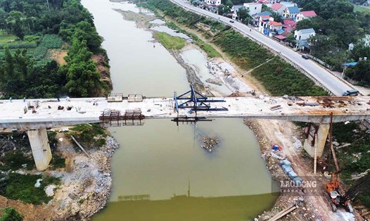 Cầu Hoà Sơn sau khi được hợp long đang đẩy nhanh tiến độ để hoàn thành đầu năm 2024. Ảnh: Nguyễn Tùng.